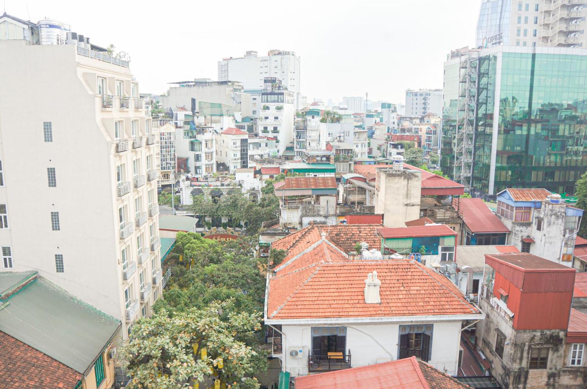 Wecozy Hanoi - Railway Side, The Old Quarter Экстерьер фото